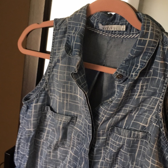 Kenneth Cole reaction jeans top. - Picture 2 of 5